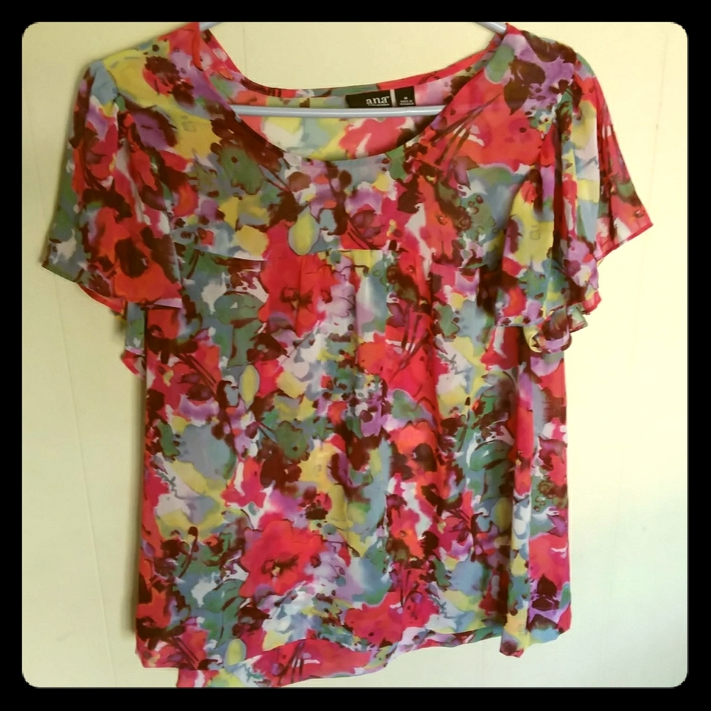 Colorful print,  fluttering sleeves,  generous cut